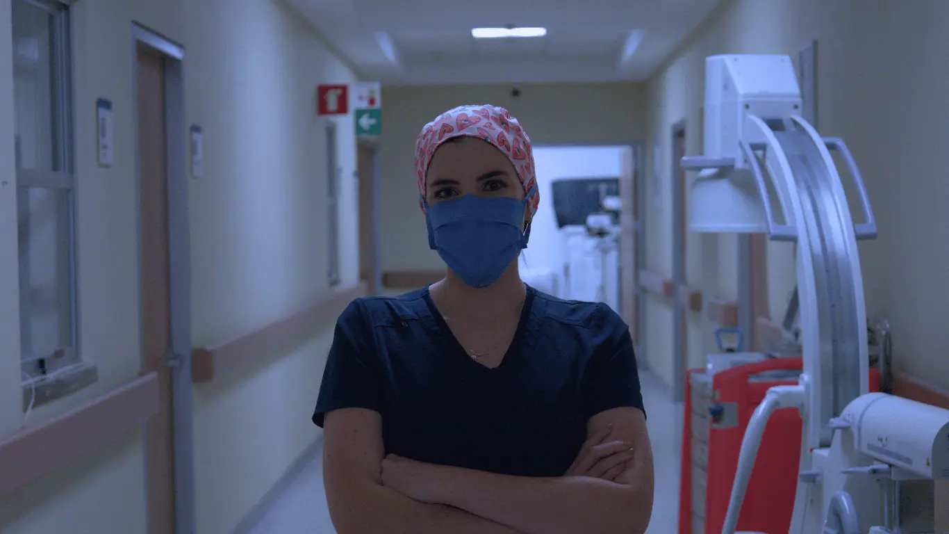 Equipo médico durante una cirugía bariátrica