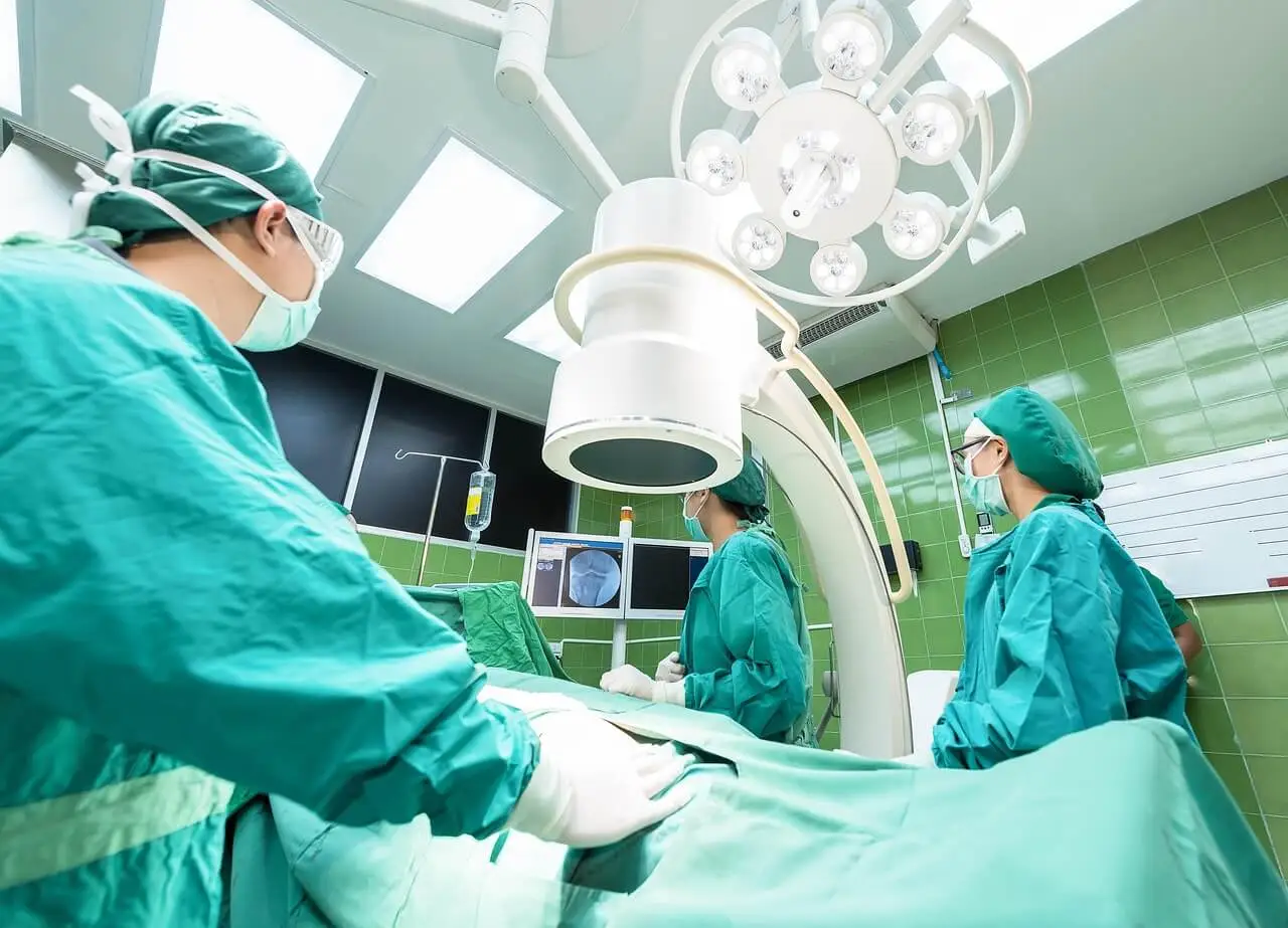 Equipo médico durante una cirugía bariátrica laparoscópica